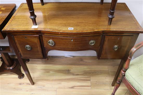 An Edwardian banded mahogany three drawer dressing table W.95cm